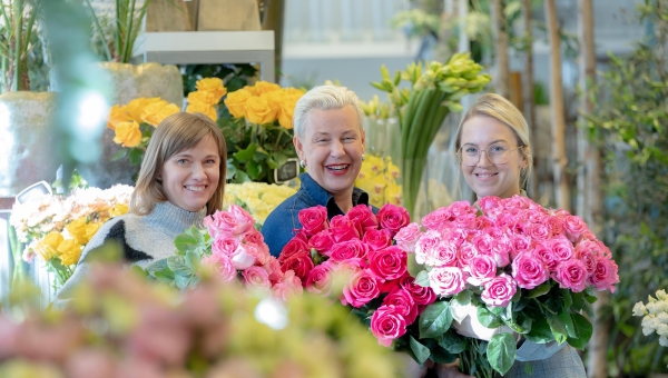 Lillepoodides ei näe enam pikki järjekordi nagu aastaid tagasi, sest supermarketites müüdavate lillehindadega konkureerida pole võimalik. Pildil Leeri Lillesalongi kollektiiv naistepäevasaginas. Vasakult: florist Riina Viitkar, salongi omanik Janika Külaviir ning florist Aigi Sau. Foto: AIGAR NAGEL